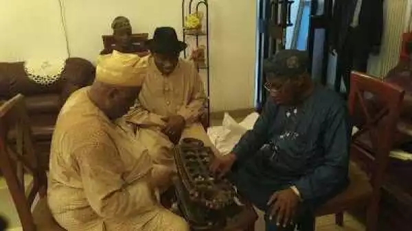 Obasanjo Spotted Playing Traditional Game “Ayo” As Jonathan Watches (Photo)